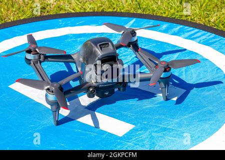 Moscou Russie - 30 mai 2021: Gros plan photo nouveau drone FPV DJI aérien sur le plateau d'atterrissage. Vue avant supérieure uav quad copter avec caméra numérique 4K 60 ips Banque D'Images