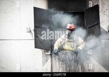 Un pompier de la 193e Escadron de génie civil des opérations spéciales, de la Garde nationale de l'air de Pennsylvanie, surveille l'entraînement de plus de 12 juin 2021 à la York County Fire School, à York, en Pennsylvanie. Les pompiers de la Pennsylvania Air et de la Garde de l'Armée ont travaillé ensemble pour mener divers scénarios d'entraînement en direct à l'incendie. Banque D'Images