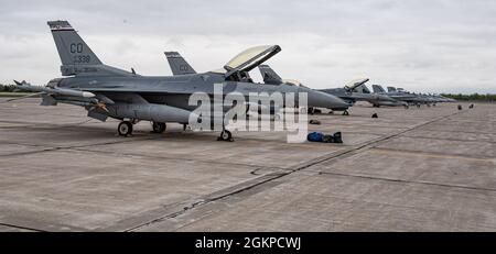 Trois Faucon 16 Fighting Faucon de la Force aérienne des États-Unis, 140e Escadre, Garde nationale aérienne du Colorado, se joignent à quatre Hornets F-18 de la Force aérienne du Canada royale du 425 Escadron d'appui tactique, 3 e Escadre Baggotville, à la 5 e Escadre Goose Bay (Terre-Neuve-et-Labrador) pour l'exercice du NORAD Aralgam Dart 21-1, le 12 juin 2021. Photo : Caporal-chef Krista Blizzard Banque D'Images