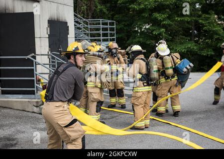 Les pompiers de la 193e Escadron du génie civil des opérations spéciales, de la Garde nationale de l'air de Pennsylvanie, préparent leur équipement pour l'entraînement du 12 juin 2021 à la York County Fire School, à York, en Pennsylvanie. Les pompiers de la Pennsylvania Air et de la Garde de l'Armée ont travaillé ensemble pour mener divers scénarios d'entraînement en direct à l'incendie. Banque D'Images