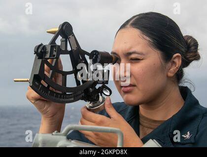 Quartermaster 3e classe Anette Goelz, de San Diego, affectée au département de navigation du destroyer de missile guidé de classe Arleigh Burke LUSS (DDG 82), utilise un sextant lors d'un réapprovisionnement en mer avec USNS Joshua Humphreys (T-AO-188), le 12 juin 2021. Lassen est en cours dans l’océan Atlantique à l’appui des essais de choc en plein navire de l’USS Gerald R. Ford (CVN 78). La Marine américaine effectue des essais de choc sur de nouveaux modèles de navires à l'aide d'explosifs vivants pour confirmer que nos navires de guerre peuvent continuer à répondre aux exigences de mission exigeantes dans des conditions difficiles qu'ils pourraient rencontrer au combat. Banque D'Images