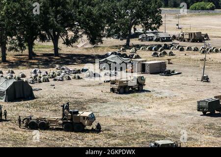 Vue aérienne de la zone d'opération de la 304e Quartermaster Company pendant l'exercice d'entraînement de soutien au combat 91-21-01, ou CSTX, à fort Hunter Liggett, en Californie, le 11 juin 2021. Le CSTX est un exercice d'entraînement de la Réserve de l'Armée des États-Unis qui offre un événement d'entraînement tactique et technique pour les unités de l'USAR afin d'atteindre les exigences de préparation du Ministère de l'Armée. Banque D'Images