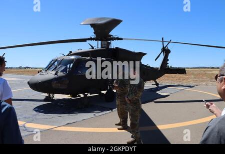 L'équipage de Black Hawk fournit un briefing au personnel des vols pour s'assurer qu'il est au courant de toutes les règles de sécurité lorsqu'il se déplace autour de l'avion, le 12 juin 2021. Les employeurs du personnel de la Réserve et des gardes sont emmenés à bord d'avions pour voir comment les soldats s'entraînent pour maintenir leur état de préparation. Banque D'Images