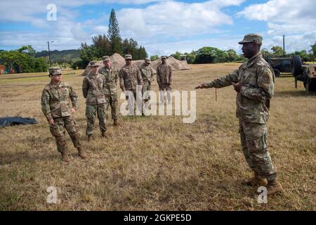 Sgt tech. Reid Merriwether donne des instructions aux aviateurs de la Réserve Citizen du 624e Groupe de soutien régional sur les procédures de recherche et de récupération (S&R) pendant le Pacific Warriorz 2021 (PWZ-21). PWZ-21 est un exercice d'intégration de la force totale et d'entraînement conjoint à la caserne Schofield, à Hawaï, le 12 juin 2021. Les opérations S&R sont menées par des équipes en cas de mauvaise gestion des biens de la Force aérienne et/ou du personnel de la Force aérienne. Banque D'Images