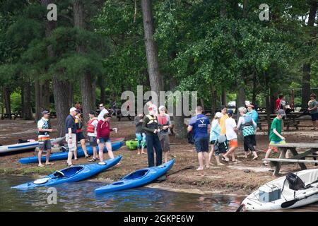 Les membres actifs, de la réserve et de la famille se rassemblent au cours de la deuxième activité annuelle de kayak de la 512e Escadre Airlift, le 12 juin 2021, au parc national Trap Pond, Delaware. En plus du kayak, les participants à l'événement ont fait du canoë, ont fait des excursions en bateau sur ponton, joué à des jeux et pris un déjeuner au parc dans le cadre de l'événement de renforcement d'équipe. Banque D'Images