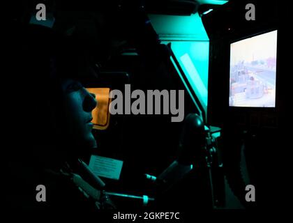 Airman Taylor Fernandez, principal de la Force aérienne des États-Unis, 378e Escadron de génie civil expéditionnaire, technicien d'élimination de bombes, participe à un événement de formation d'intervention rapide dans des conditions d'interdiction à la base aérienne de Prince Sultan, Royaume d'Arabie Saoudite, le 12 juin 2021. Le personnel de la SAEA chargé de l'élimination des munitions explosives, des forces de sécurité et du personnel médical a participé à une formation intégrée visant à renforcer les capacités défensives et à maintenir l'état de préparation en tout temps. Banque D'Images