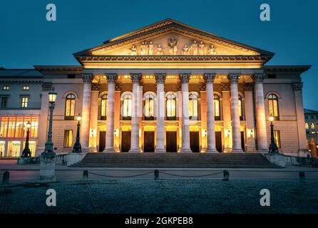 Opéra d'Etat bavarois de nuit à Max-Joseph-Platz - Munich, Bavière, Allemagne Banque D'Images