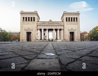 Konigs Platz et Propylaea Gate - Munich, Bavière, Allemagne Banque D'Images