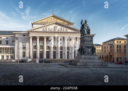 Max-Joseph-Platz avec l'Opéra d'Etat de Bavière et la statue du roi Maximilian Joseph - Munich, Bavière, Allemagne Banque D'Images