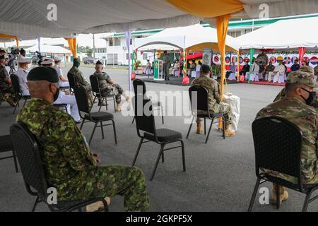 Les membres de service des pays participants reçoivent des remarques d'ouverture lors de la cérémonie d'ouverture de Tradewinds 2021. L’événement de cette année présente des unités représentant les forces militaires des composantes active et de réserve. Le personnel américain comprenait des membres de la 54e brigade d’assistance de la Force de sécurité de la Garde nationale de Floride. Tradewinds 2021 est un exercice axé sur la sécurité dans les Caraïbes parrainé par le Commandement Sud des États-Unis dans les domaines du sol, de l'air, de la mer et de la cyber-sécurité, en collaboration avec les pays partenaires pour mener une formation conjointe, combinée et interagences, axée sur l'accroissement de la coopération et de la stabilité régionales. Banque D'Images