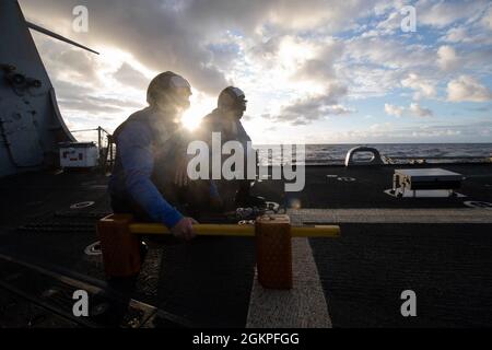 210613-N-CZ893-1104 OCÉAN PACIFIQUE (le 13 juin 2021) des marins se tiennent debout pour des opérations de vol sur le pont de vol du destroyer de la classe Arleigh Burke USS Howard (DDG 83) le 13 juin 2021. Howard mène actuellement des opérations maritimes de routine dans la zone d'exploitation de l'île Hawaiian. Banque D'Images