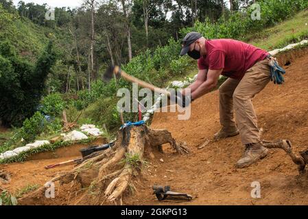 Le capitaine du corps des Marines des États-Unis, Paul Johnson, un chef d'équipe de rétablissement de la défense POW/MIA Accounting Agency (DPAA), bascule une hache dans une unité d'excavation lors d'une mission de rétablissement de la DPAA dans la province de Quang Nam, au Vietnam, le 13 juin 2021. La mission de la DPAA est de réaliser la comptabilité la plus complète possible pour le personnel des États-Unis manquant et non comptabilisé auprès de leur famille et de notre nation. Banque D'Images