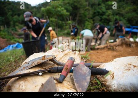 Les membres d'une équipe de rétablissement de l'agence de comptabilité de la Défense POW/MIA (DPAA) creusent dans une unité d'excavation lors d'une mission de rétablissement de la DPAA dans la province de Quang Nam, au Vietnam, le 13 juin 2021. La mission de la DPAA est de réaliser la comptabilité la plus complète possible pour le personnel des États-Unis manquant et non comptabilisé auprès de leur famille et de notre nation. Banque D'Images