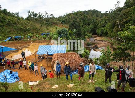 Les travailleurs vietnamiens locaux passent des seaux en bas d'une colline lors d'une mission de rétablissement de la défense POW/MIA Accounting Agency (DPAA) dans la province de Quang Nam, Vietnam, le 13 juin 2021. La mission de la DPAA est de réaliser la comptabilité la plus complète possible pour le personnel des États-Unis manquant et non comptabilisé auprès de leur famille et de notre nation. Banque D'Images