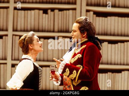 Alison Hagley (Susanna), Andreas Schmidt (Comte Almaviva) au NOZZE DI FIGARO au Glyndepourne Festival Opera, East Sussex, Angleterre 28/05/1994 musique: Wolfgang Amadeus Mozart libretto: Lorenzo Da Ponte chef d'orchestre: Bernard Haitink design: John ter éclairage: Pat Collins chorégraphe: Guny Weston directeur: Stephen Medcalf Banque D'Images