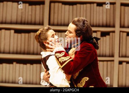 Alison Hagley (Susanna), Andreas Schmidt (Comte Almaviva) au NOZZE DI FIGARO au Glyndepourne Festival Opera, East Sussex, Angleterre 28/05/1994 musique: Wolfgang Amadeus Mozart libretto: Lorenzo Da Ponte chef d'orchestre: Bernard Haitink design: John ter éclairage: Pat Collins chorégraphe: Guny Weston directeur: Stephen Medcalf Banque D'Images