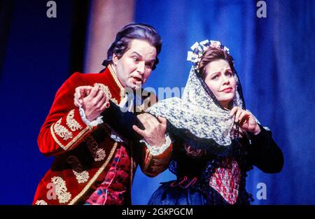 Andreas Schmidt (Comte Almaviva), Renee Fleming (comtesse Almaviva) au NOZZE DI FIGARO au Glyndebourne Festival Opera, East Sussex, Angleterre 28/05/1994 musique: Wolfgang Amadeus Mozart libretto: Lorenzo Da Ponte chef d'orchestre: Bernard Haitink design: John Gunter Lighting: Pat Collins chorégraphe: Jenny Weston réalisateur: Stephen Medcalf Banque D'Images