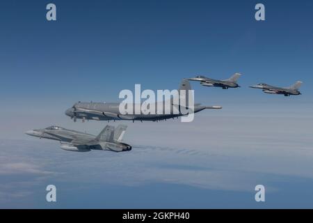 Les chasseurs CF-18 de la Force aérienne royale du Canada du 433 Escadron d'appui tactique, 3 Escadre, Bagotville (États-Unis) les chasseurs F-16 de la Force aérienne de la 140e Escadre, Garde nationale aérienne du Colorado, Et un appareil de patrouille à long rayon d'action CP-140 de la Force aérienne royale du Canada, de la 14 e Escadre Greenwood (Nouvelle-Écosse), effectue une mission au-dessus du coin nord-est de Terre-Neuve-et-Labrador pendant l'exercice Aralgam Dart, le lundi 14 juin 2021. L'exercice Aralgam Dart se tiendra du 10 au 18 juin 2021, avec des opérations dans toute l'Arctique, de la mer de Beaufort à Thule, au Groenland. Amalgame Dart 21-01 fournit NON Banque D'Images