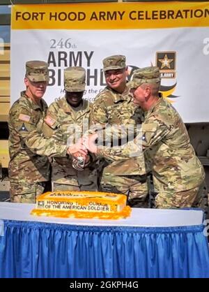 De gauche à droite, le lieutenant général Pat White, le III corps et le commandant de fort Hood, Pvt. Christian Sieh, plus jeune soldat en poste à 18 ans, Sgt. Le Maj. Frank Flores, plus ancien soldat en poste à 59 ans, et le Sgt. Le Maj Samuel Rapp, troisième major de sergent du corps G3, se joint pour couper le gâteau pour le 246e anniversaire de l'armée au champ Sedowski de fort Hood. Couper le gâteau avec les plus vieux et les plus jeunes soldats dans une unité symbolise le passage de la connaissance d'une génération à l'autre. Banque D'Images