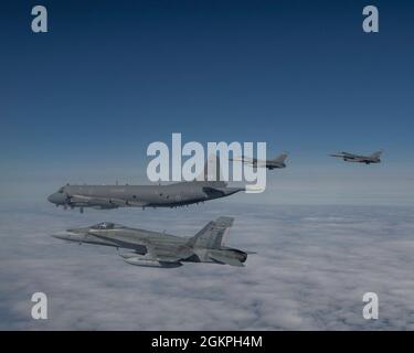 Les chasseurs CF-18 de la Force aérienne royale du Canada du 433 Escadron d'appui tactique, 3 Escadre, Bagotville (États-Unis) les chasseurs F-16 de la Force aérienne de la 140e Escadre, Garde nationale aérienne du Colorado, Et un appareil de patrouille à long rayon d'action CP-140 de la Force aérienne royale du Canada, de la 14 e Escadre Greenwood (Nouvelle-Écosse), effectue une mission au-dessus du coin nord-est de Terre-Neuve-et-Labrador pendant l'exercice Aralgam Dart, le lundi 14 juin 2021. L'exercice Aralgam Dart se tiendra du 10 au 18 juin 2021, avec des opérations dans toute l'Arctique, de la mer de Beaufort à Thule, au Groenland. Amalgame Dart 21-01 fournit NON Banque D'Images