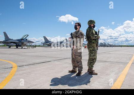 Première classe de l'Airman de la Force aérienne des États-Unis Jesse Sanchez, du 824e Escadron de défense de la base, des Forces de sécurité, et le Caporal Perre-Benoit Gosselin, de la Force aérienne du 3 Escadron de soutien de mission, à Bagotville, travaillent ensemble pour assurer la sécurité sur le terrain d'aviation pendant l'exercice Aralgam Dart à la 5 e Goose Bay (Terre-Neuve-et Labrador), le 14 juin 2021 L'exercice Aralgam Dart se tiendra du 10 au 18 juin 2021, avec des opérations dans toute l'Arctique, de la mer de Beaufort à Thule, au Groenland. Amalgame Dart 21-01 offre au NORAD l'occasion de perfectionner ses compétences en matière de défense continentale en tant que forces canadiennes et américaines Banque D'Images