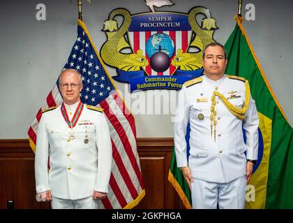 Vice ADM. Daryl Caudle, commandant des forces sous-marines américaines (SUBFOR), à gauche, et vice-SMA. Amaury Calheiros, Attaché naval brésilien, participe à une cérémonie de remise des prix au siège du SUBFOR, le 14 juin 2021. À Hampton Roads, la délégation brésilienne a rencontré ADM. Christopher Grady, commandant du Commandement des forces de la flotte, et a visité l'USS New Hampshire (SSN 778) et l'installation d'apprentissage sous-marine. Banque D'Images