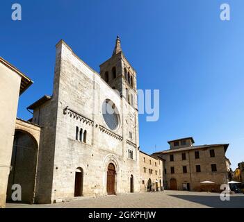 Bevagna Ombrie Italie. Église San Michele Arcangelo sur la place San Silvestro Banque D'Images