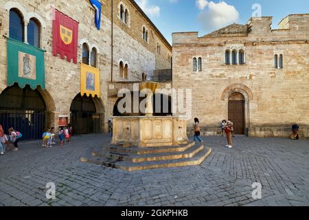 Bevagna Ombrie Italie. Place San Silvestro Banque D'Images