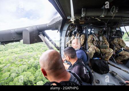 Les policiers costariciens et les forces de police costariciennes se préparent à descendre d'un HÉLICOPTÈRE UH-60L Blackhawk affecté au 1er Bataillon, 228e Régiment d'aviation, joint Task Force-Bravo, base aérienne de Soto Cano, Honduras, tout en effectuant des opérations d'héliocast et un entraînement en échelle avec l'armée américaine au Libéria, au Costa Rica, 14 juin 2021. 1-228e Régiment d'aviation la participation à cette formation avec l'appui de l'aviation leur a permis d'acquérir de l'expérience, d'affiner leurs compétences et de renforcer les partenariats avec les nations partenaires. Banque D'Images
