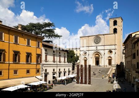 Todi Ombrie Italie. Concattedrale della Santissima Annunziata. Cathédrale. Piazza del Popolo. La statue 'Quattro Stele' d'Arnaldo Pomodoro Banque D'Images