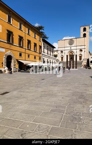 Todi Ombrie Italie. Concattedrale della Santissima Annunziata. Cathédrale. Piazza del Popolo. La statue 'Quattro Stele' d'Arnaldo Pomodoro Banque D'Images