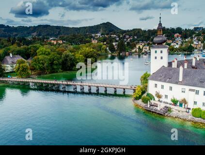 Vue aérienne du lac de Gmunden Schloss en Autriche Banque D'Images