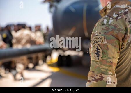 Soldats des forces spéciales de l'armée américaine affectés au 19e Groupe des forces spéciales (Airborne), Garde nationale de l'armée de l'Utah, parachutistes de l'armée royale marocaine, Et les commandants de la Marine royale marocaine conduisent un entraînement rapide de corde à partir d'un Chinook MH-47 du 160e Régiment d'aviation d'opérations spéciales lors de l'exercice African Lion 2021 à Tifnit Maroc, Afrique, le 14 juin 2021. African Lion 2021 est l'exercice annuel le plus important, conjoint et le plus important du Commandement de l'Afrique des États-Unis, organisé par le Maroc, la Tunisie et le Sénégal, le 7-18 juin. Plus de 7,000 participants de neuf nations et de l'OTAN s'entraînent ensemble en mettant l'accent sur l'amélioration de la réadmission Banque D'Images