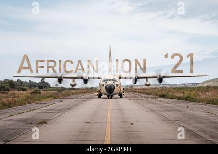 Un avion C-130 Hercules de la Force aérienne royale marocaine descend en taxi sur la piste pendant l'exercice African Lion 21 à la 3e base aérienne royale marocaine à Kenitra, au Maroc, le 14 juin 2021. Un avion US C-130J Super Hercules affecté au 37e Escadron de transport aérien a effectué une formation inter-vol avec le CGRR C-130H afin de maintenir le soutien régional de capacités aériennes supérieures. African Lion est le plus grand exercice annuel, conjoint et premier du Commandement de l’Afrique des États-Unis, organisé par le Maroc, la Tunisie et le Sénégal, le 7-18 juin. Plus de 7,000 participants de neuf nations et de l'OTAN s'entraînent ensemble en mettant l'accent sur l'action en faveur de l'action Banque D'Images