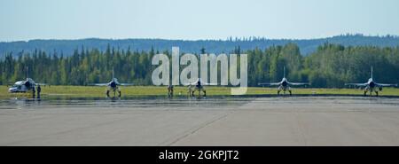 Plusieurs faucons de combat F-16 affectés au 18e Escadron d'agresseurs se préparent à lancer pendant LE DRAPEAU ROUGE-Alaska sur la base aérienne d'Eielson, Alaska, le 14 juin 2021. Cet exercice offre des occasions uniques d'intégrer diverses forces dans la formation conjointe et multilatérale à partir de bases d'opérations avancées simulées. Banque D'Images