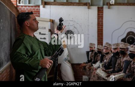 Sgt. Chase R. Day, un instructeur primaire de Marksmanship avec le bataillon d'armes et d'entraînement sur le terrain, instruit les recrues sur les bases du fusil à bord du corps des Marines Recruit Depot Parris Island le 14 juin 2021. Un PMI enseigne les principes de base de la stratégie de tir, des positions de tir et de la sécurité de la manipulation des armes. Banque D'Images