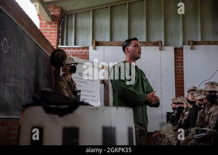 Sgt. Chase R. Day, un instructeur primaire de Marksmanship avec le bataillon d'armes et d'entraînement sur le terrain, instruit les recrues sur les bases du fusil à bord du corps des Marines Recruit Depot Parris Island le 14 juin 2021. Un PMI enseigne les principes de base de la stratégie de tir, des positions de tir et de la sécurité de la manipulation des armes. Banque D'Images