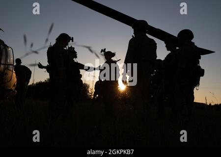 Les soldats du 1er Bataillon de l'armée américaine, 10e Groupe des forces spéciales (aéroporté) se préparent à s'entraîner sur le chargement et le départ d'un hélicoptère UH-60L Black Hawk alors qu'il dévolte et atterrit près de l'aérodrome d'Illesheim, en Allemagne, le 14 juin 2021. Ils s'étaient formés avec des soldats des Royal Marines du Royaume-Uni, du Commando 45 et de l'unité spéciale anti-terroriste de la République de Macédoine du Nord. Banque D'Images