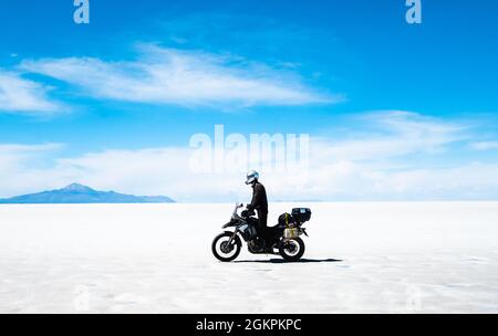 Équitation touristique en moto à Salar de Uyuni Banque D'Images