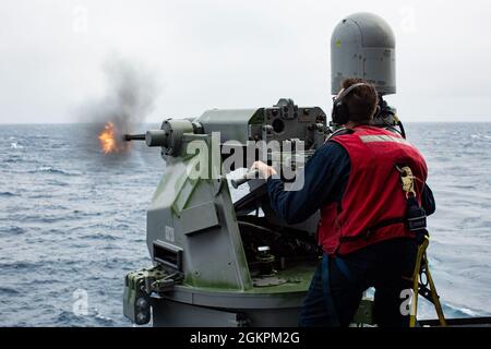 OCÉAN PACIFIQUE (14 juin 2021) le pilote de Gunner's Mate de 3e classe Colton Hile, de Harrisburg, en Pennsylvanie, tire une mitrailleuse Mark 38 lors d'une inspection par le Conseil de la marine de 2021 pour l'inspection et l'arpentage à bord du porte-avions USS Abraham Lincoln (CVN 72). Abraham Lincoln mène actuellement des opérations de routine dans la zone d'exploitation de la 3e flotte américaine. Banque D'Images