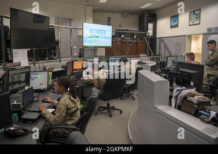 18e Groupe de maintenance des avions du Centre d'opérations de maintenance effectuent des opérations matinales à la base aérienne de Kadena, au Japon, le 14 juin 2021. Sans la MOC, les unités de maintenance seraient empêdées ou retardées d'obtenir du soutien et les agences de soutien seraient submergées par les demandes provenant de plusieurs canaux en même temps. Banque D'Images