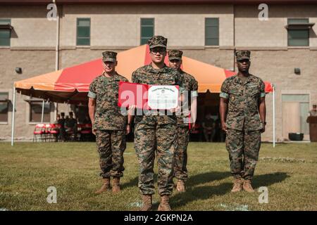 U.S. Navy Hospital Corpsman deuxième classe, Fleet Marine Force, Lorraine M. Scott a reçu le prix Junior Sailor of the Quarter pour avoir servi comme adjoint exécutif au chef de commandement, quartier général et compagnie de services, 1er Bataillon médical, 1er Groupe logistique maritime de janvier 2021 à mars 2021. Au cours de cette période, elle a été déployée pour soutenir les efforts de vaccination du Commandement du Nord de l'Armée des États-Unis, de la maladie du virus Corona 19, et a mené 11 corpmen à la vaccination de 105,000 civils dans tout Arlington, Texas. Elle a également suivi quotidiennement 3,000 individua vaccinés Banque D'Images