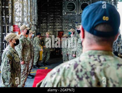 OKINAWA, Japon (15 juin 2021) ADM. Arrière Christopher Engdahl, centre, commandant, Expeditionary Strike Group 7/Task Force 76, salue les garçons latéraux avant une visite à bord du navire de combat littoral Independence-variant USS Tulsa (LCS 16). Tulsa, qui fait partie de l'escadron Destroyer Seven, est en cours de déploiement rotatif dans la zone d'opérations de la 7e flotte américaine afin d'améliorer l'interopérabilité avec ses partenaires et de servir de force de réaction prête à l'emploi pour soutenir une région Indo-Pacifique libre et ouverte. Banque D'Images