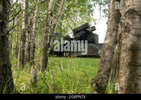 Le système de défense aérienne Avenger de l'Armée des États-Unis, du 263e Commandement de la défense aérienne et antimissiles de l'Armée de terre, fournit une défense aérienne au sol pendant l'exercice Aralgam Dart, le 15 juin 2021, à la 4 Escadre, à Cold Lake (Alberta). L'exercice Aralgam Dart se tiendra du 10 au 18 juin 2021, avec des opérations dans toute l'Arctique, de la mer de Beaufort à Thule, au Groenland. Amalgame Dart 21-01 offre au NORAD l'occasion de perfectionner ses compétences en matière de défense continentale, à mesure que les forces canadiennes et américaines opèrent ensemble dans l'Arctique. Commandement binational canadien et américain, le NORAD utilise un réseau de commandement spatial, aérien et terrestre Banque D'Images