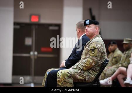 CAMP HUMPHREYS, République de Corée - le colonel Michael F. Tremblay, commandant sortant de la garnison de la garnison de l'armée des États-Unis Humphreys, attend de commencer sa cérémonie officielle de passation de commandement ici, le 15 juin. Au cours de la cérémonie, M. Craig Deatrick, directeur du Commandement de la gestion de l'installation - Pacifique, a souligné le leadership de Tremblay, affirmant que « Tremblay a assuré un leadership sans précédent en tant que commandant de la plus grande installation militaire de l'OCONUS au ministère de la Défense ». Banque D'Images