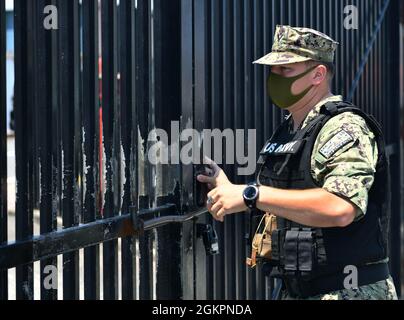 YOKOSUKA, Japon (15 juin 2021) – le compagnon de 2e classe de Boatswain Skyler Kumro, de Kingsville, Texas, sécurise la porte d'entrée du véhicule sur l'embarcadère du navire amiral de la 7e flotte américaine USS Blue Ridge (LCC 19). Blue Ridge est le plus ancien navire opérationnel de la Marine et, en tant que 7e navire de commandement de la flotte, travaille activement à favoriser les relations avec les alliés et les partenaires de la région Indo-Pacifique. Banque D'Images