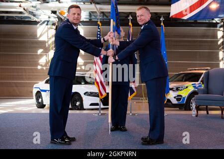 Le lieutenant-colonel Brian Mack de la Force aérienne des États-Unis, à droite, commandant sortant du 423e Escadron des forces de sécurité, abandonne le commandement au colonel Richard Martin, à gauche, commandant du 423e Groupe de la base aérienne, lors d'une cérémonie de changement de commandement du 423e Escadron de la Force aérienne de la Royal Air Force Alconbury, en Angleterre, le 15 juin 2021. La cérémonie du changement de commandement est enracinée dans l'histoire militaire qui remonte au XVIIIe siècle, représentant le abandon du pouvoir d'un officier à un autre. Banque D'Images