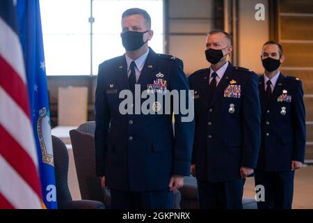 Le colonel Richard Martin de la Force aérienne des États-Unis, à gauche, le commandant du 423e Groupe de la base aérienne, le lieutenant-colonel Brian Mack, au centre, le commandant sortant du 423e Escadron des forces de sécurité, Et le Maj. Daniel Merkh, à droite, 423e commandant entrant du SFS, se tiennent à l'attention pour le jeu de l'hymne national lors d'une 423e cérémonie de changement de commandement du SFS à la Royal Air Force Alconbury, en Angleterre, le 15 juin 2021. La cérémonie du changement de commandement est enracinée dans l'histoire militaire qui remonte au XVIIIe siècle, représentant le abandon du pouvoir d'un officier à un autre. Banque D'Images