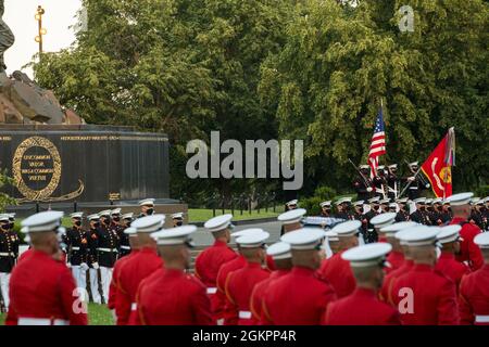 Les Marines et les casernes marines de Washington se tiennent en position d'attention pour la présentation des couleurs lors d'une parade du coucher du soleil au Mémorial de guerre du corps des Marines, Arlington, va, le 15 juin 2021. Le responsable de l'accueil pour la soirée était Brig. Général Lorna Mahlock, Directeur, information, commandement, contrôle, Communications et ordinateurs, et Mme Gwynne Shotwell, présidente et chef des opérations de SpaceX, ont été les invités d'honneur. Banque D'Images