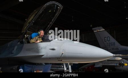 Le Colonel D. Micah Fesler, commandant de la 140e Escadre, effectue un contrôle des opérations avant de participer à l'exercice Aralgam Dart 21-01, le 15 juin 2021, à la base aérienne de Thule, au Groenland. L'exercice Aralgam Dart se tiendra du 10 au 19 juin 2021, avec des opérations dans toute l'Arctique, de la mer de Beaufort à Thule, au Groenland. Amalgame Dart 21-01 offre au NORAD l'occasion de perfectionner ses compétences en matière de défense continentale, à mesure que les forces canadiennes et américaines opèrent ensemble dans l'Arctique. Commandement binational canadien et Ameican, le NORAD utilise un réseau de capteurs aériens et terrestres spatiaux, le ravitaillin air-air Banque D'Images